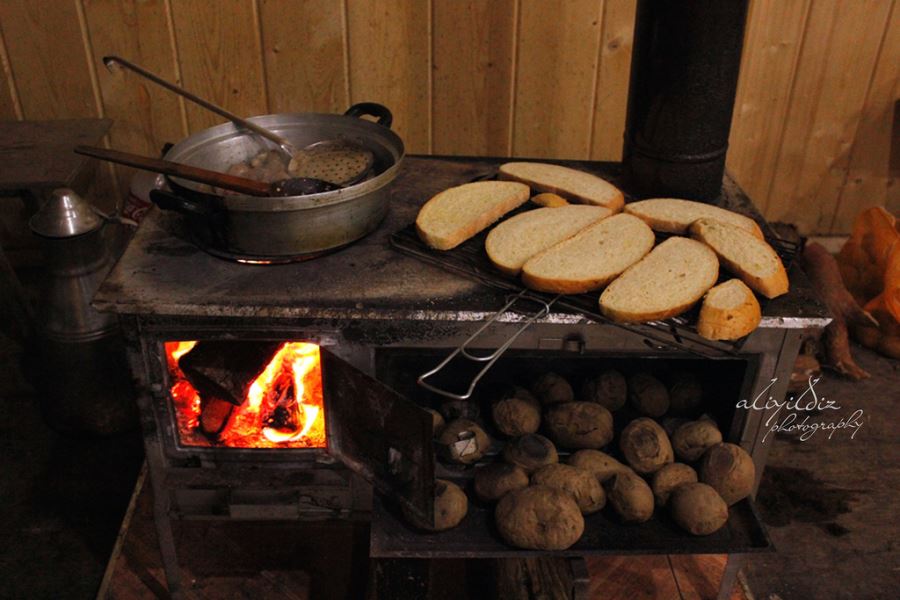 KIŞ AYLARINDA KÖY EVLERİNİN VAZGEÇİLMEZİ, PATATES SOBASI