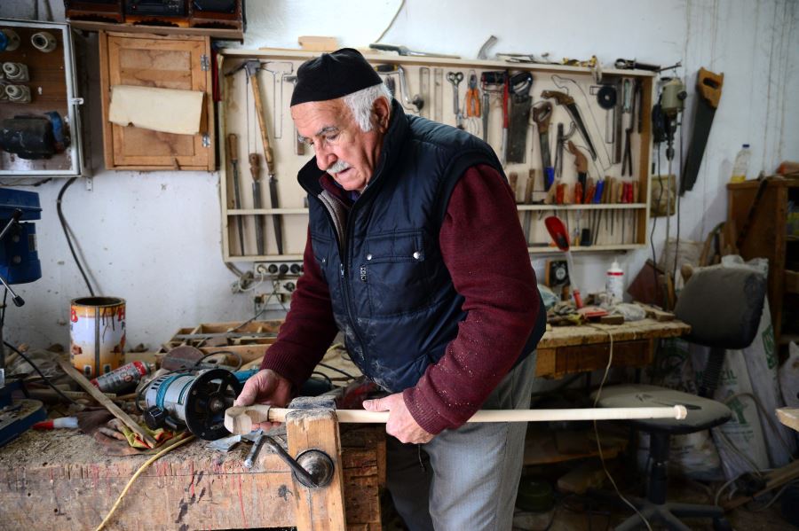 Her gün bisikletiyle gittiği atölyesinde 35 yıldır baston üretiyor