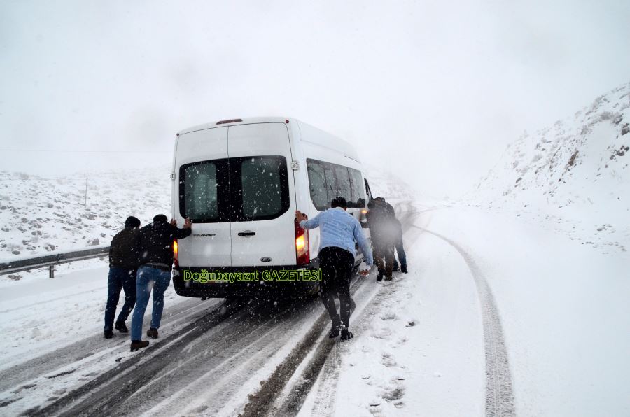 KAR NEDENİYLE YOLDA KALAN VATANDAŞLAR