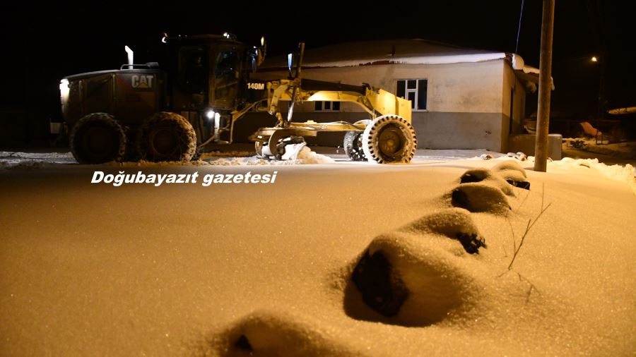 DOĞUBAYAZIT’TA ETKİLİ OLAN KAR YAĞIŞIYLA KAPANAN KÖY VE MEZRA YOLLARI