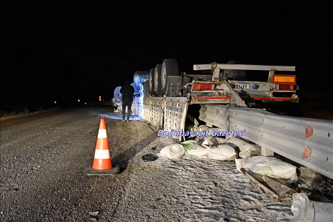DOĞUBAYAZIT-TENDÜREK GEÇİDİ´NDE TIR BARİYERE SAĞLANDI: 1 ÖLÜ?