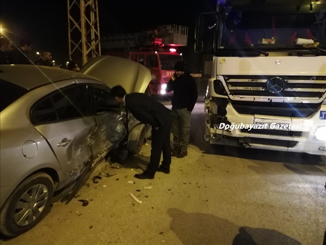 DOĞUBAYAZIT´TA TIR İLE OTOMOBİL ÇARPIŞTI: 1 YARALI