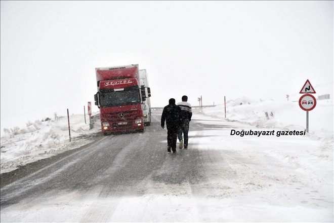 ZİNCİRSİZ TIRLAR TENDÜREK´TE MAHSUR KALDI?