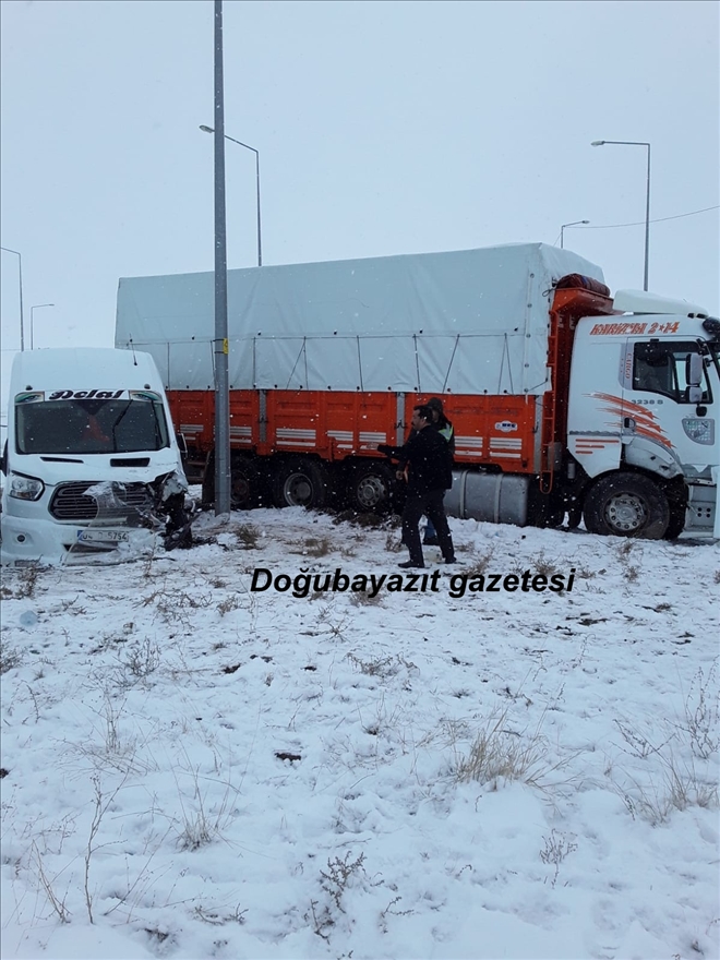 DOĞUBAYAZIT´TA KAMYON İLE ÖĞRENCİ SERVİS MİNİBÜSÜ ÇARPIŞTI: 11 YARALI