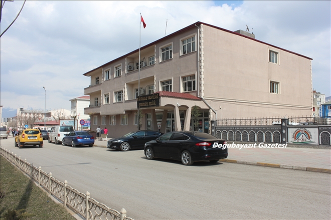 DOĞUBAYAZIT BELEDİYESİ´NİN ÖNÜNDEKİ BARİYERLER KALDIRILDI?