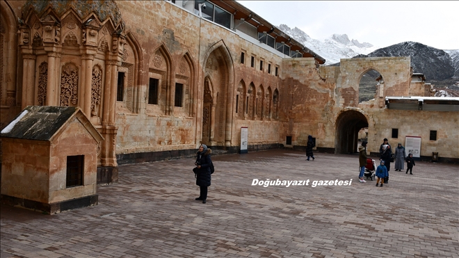 DOĞUBAYAZIT´TA BULUNAN TARİHİ İSHAK PAŞA SARAYINDA 23 NİSAN YOĞUNLUĞU