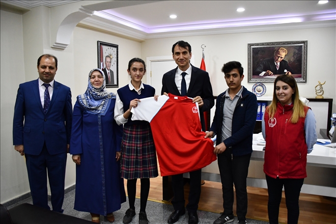 KAYMAKAM BAŞARILI ÖĞRENCİLERİ ÖDÜLLENDİRDİ