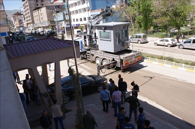 DOĞUBAYAZIT BELEDİYE KAPISINA GÜVENLİK GEREKÇESİYLE POLİS KULÜBESİ YERLEŞTİRİLDİ?