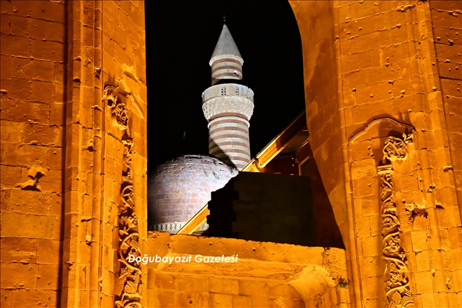 DOĞUBAYAZIT´TA BULUNAN İSHAK PAŞA SARAYI IŞIL IŞIL?