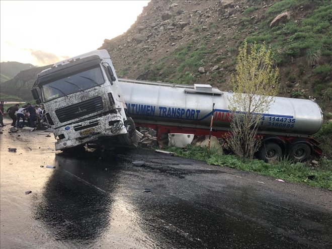 AĞRI´DA MAZOT YÜKLÜ TIR DEVRİLDİ: 1 YARALI