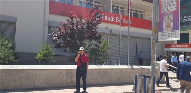 DOĞUBAYAZIT´TA YANILTAN GÖRÜNTÜLER, HER YER AÇIK BANKALAR KEPENK ÇEKMİŞ?