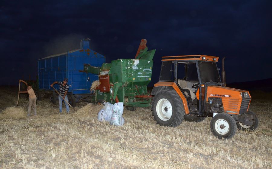 KAVURUCU SICAKLAR NEDENİYLE ÇİFTÇİLER GECE MESAİSİNDE…