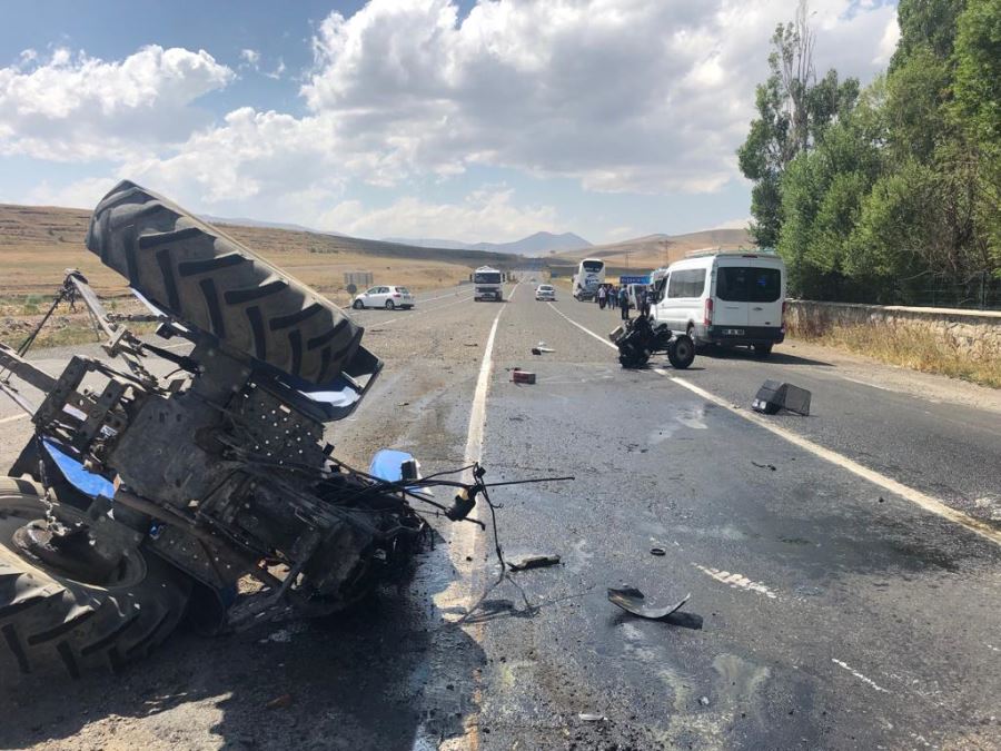 Traktör ile otomobil çarpıştı: 2 yaralı