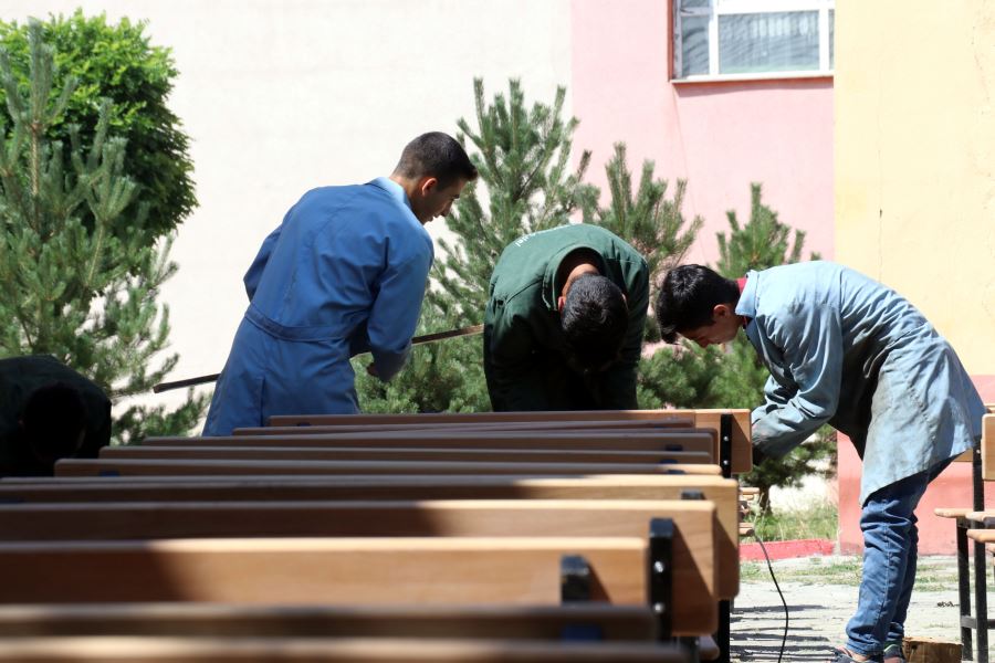 Bu okul yaz tatilinde de fabrika gibi çalışıyor