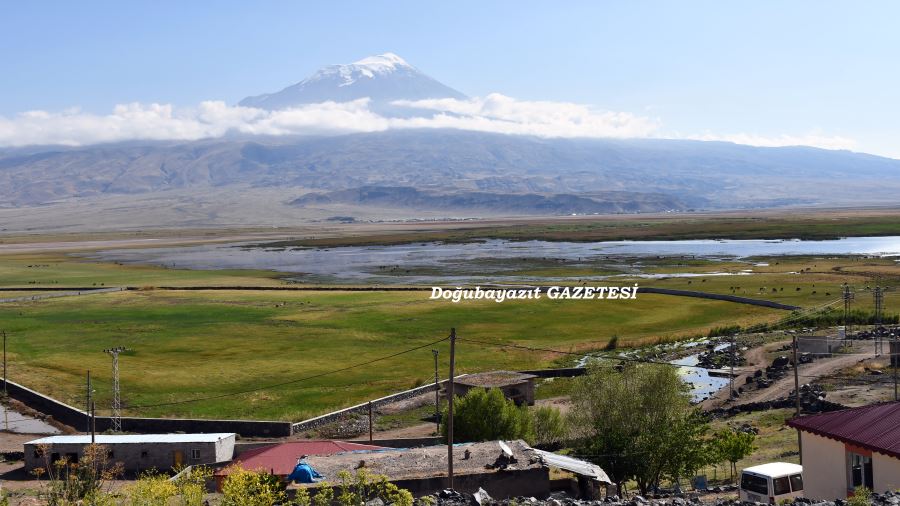 DOĞUBAYAZIT’TA BULUNAN AĞRI DAĞI ZİRVESİNE KAR YAĞIŞI…