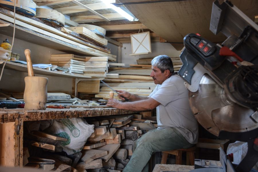 KURUYAN AĞAÇLAR SANAT ESERİNE DÖNÜŞÜYOR…