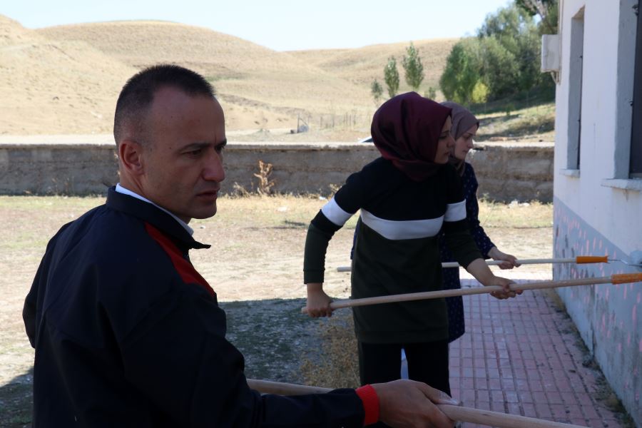 Ağrı İl Milli Eğitim Müdürü tulum giyip okulu boyadı
