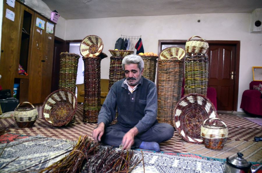 40 yıldır söğüt dallarını sepete dönüştürüyor