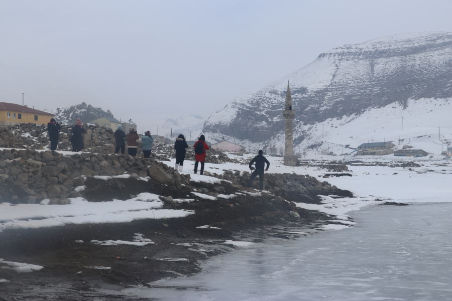 Baraj suları çekilince görünen eski köy, fotoğrafçıların ilgi odağı oldu