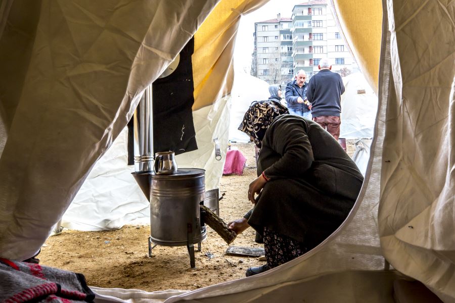 Depremzedeler çadırkentte yaşama tutunmaya çalışıyor