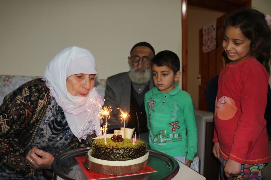 Gönüllü gençlerden yaşlı çifte sürpriz doğum günü kutlaması