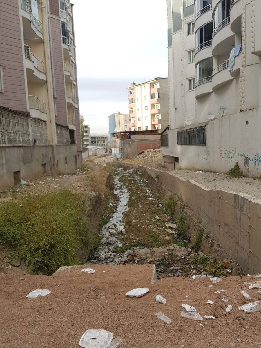 DOĞUBAYAZIT’I TAŞKINLARDAN KORUMAK İÇİN YAPILAN KANALLAR YENİDEN DOLMAYA BAŞLADI…
