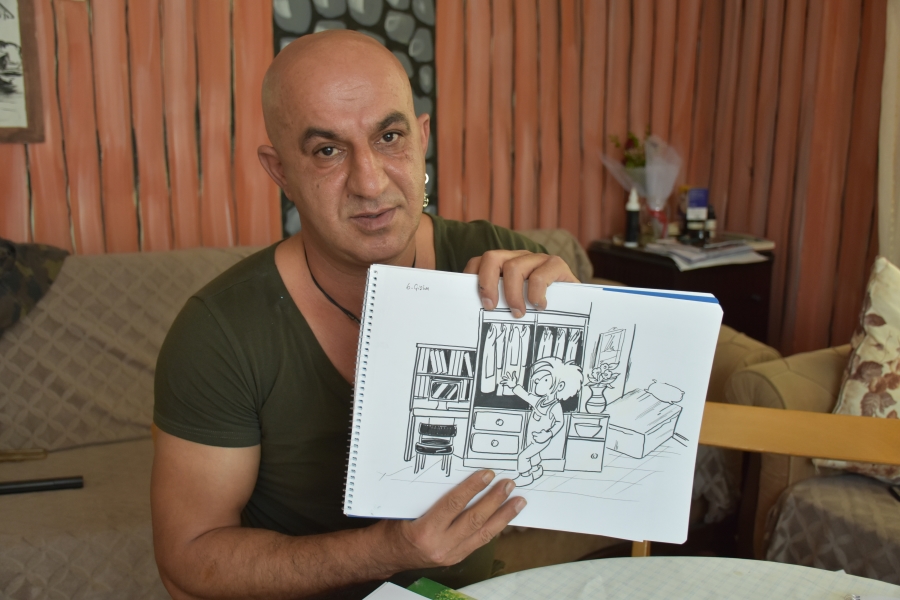 Çizdiği karikatürlerle çocukların dünyasını renklendiriyor