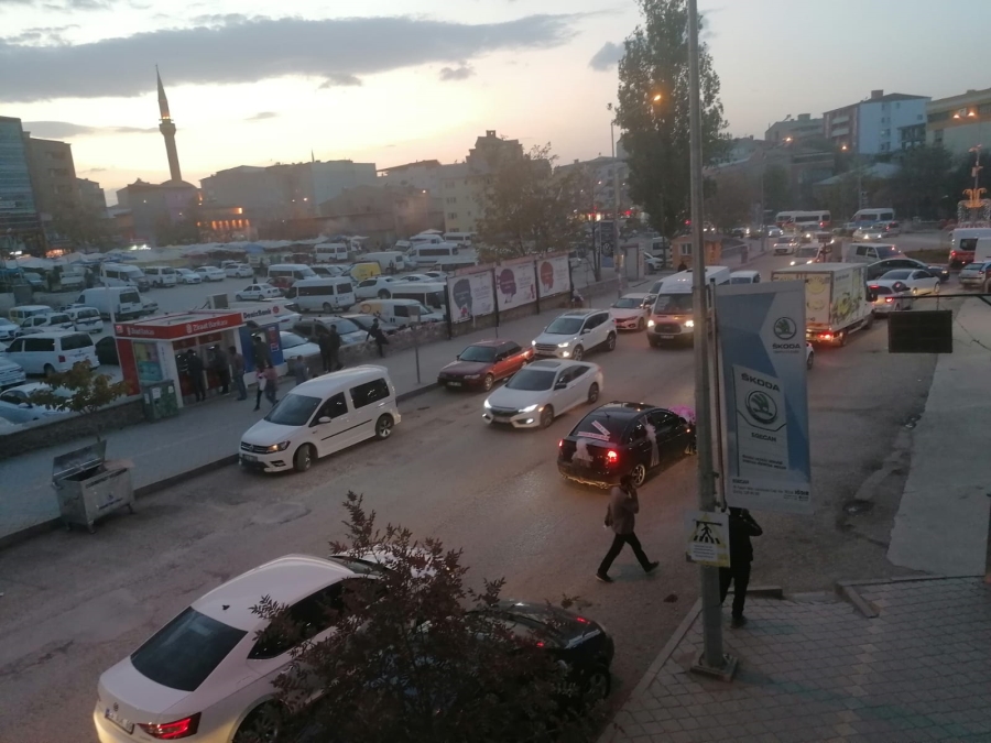 EN YOĞUN DÖNEMEÇTE TRAFİK IŞIĞI YOK… 