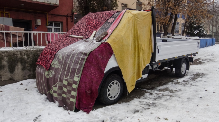 ARAÇLAR SOĞUKTAN HALI VE BATTANİYELERLE KORUNUYOR…