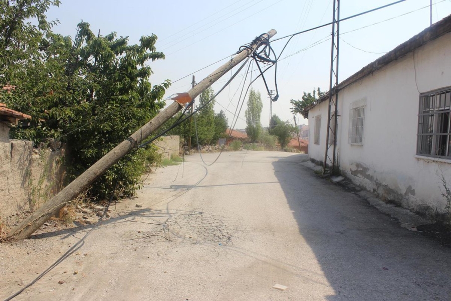 KABLOLAR ÇALINIYOR  İNTERNET VE TELEFONLAR SUSUYOR.