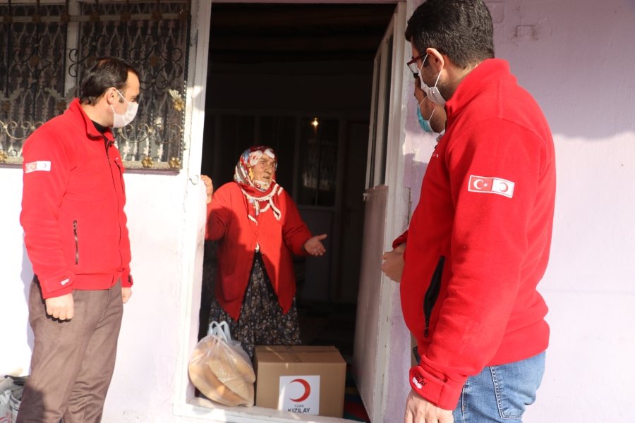 Türk Kızılay ihtiyaç sahibi ve yaşlıları Kovid-19 döneminde de yalnız bırakmıyor