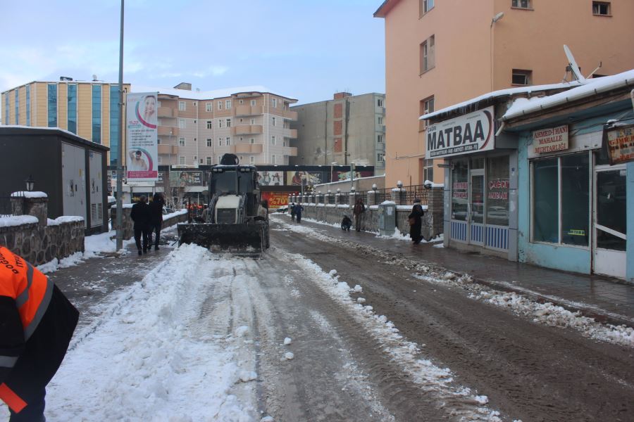 DOĞUBAYAZIT’TA KARLA MÜCADELE ÇALIŞMALARI