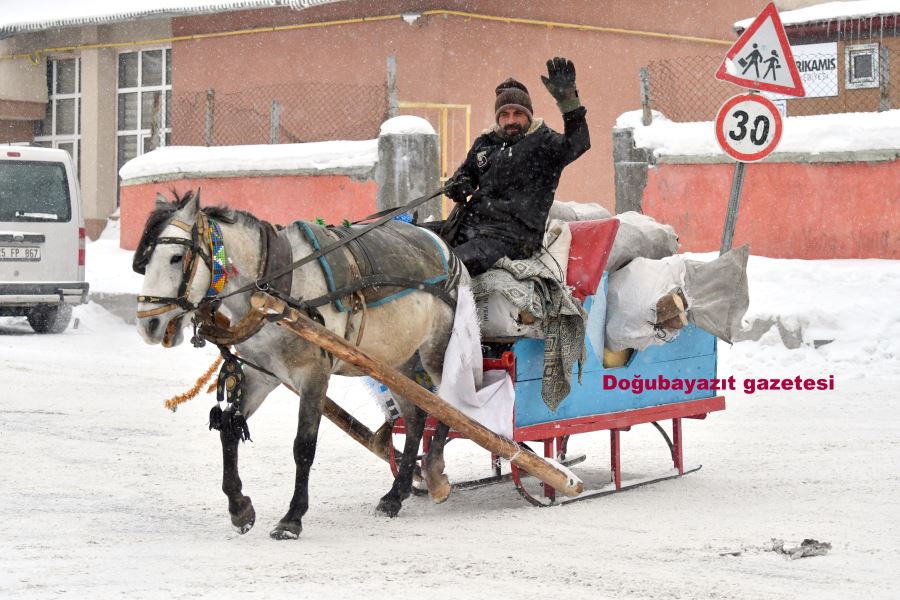 DOĞUBAYAZIT’TA KURU SOĞUK, AĞRI’DA KAR YAĞIŞI ETKİSİNİ SÜRDÜRÜYOR…