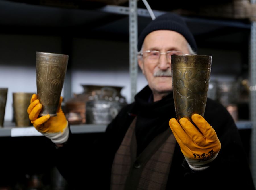 73 yıllık usta ömrünü bakır işlemeye adadı