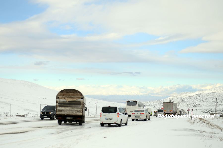 Ulaşıma kapanan Iğdır-Doğubayazıt kara yolu 5 saat sonra açıldı