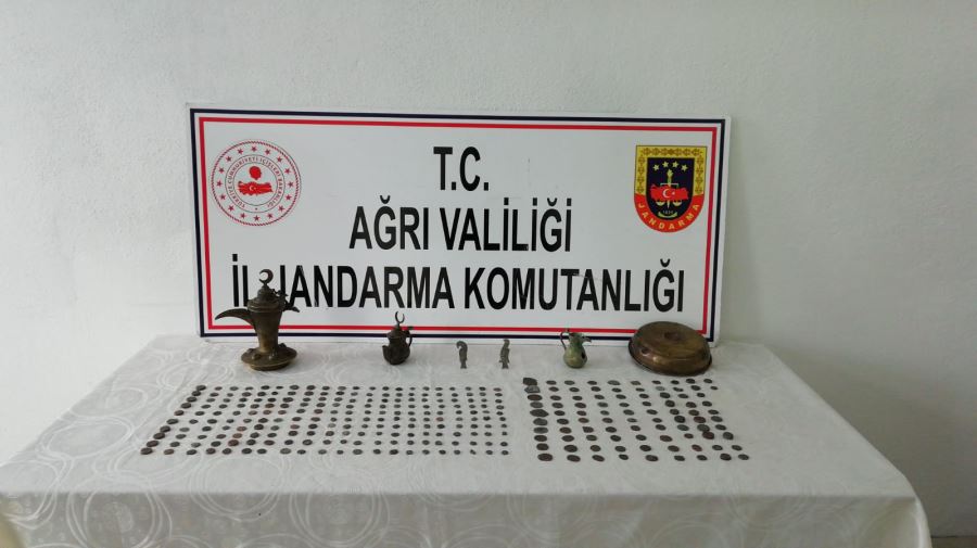 Doğubayazıt’ta bir evde tarihi sikke ve objelerden oluşan 312 eser ele geçirildi