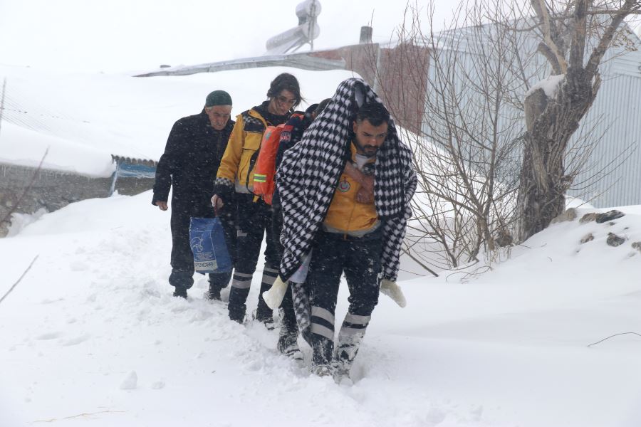 Ağrı’da Kar ve tipide felçli kadını 4 saatte hastaneye ulaştırdılar