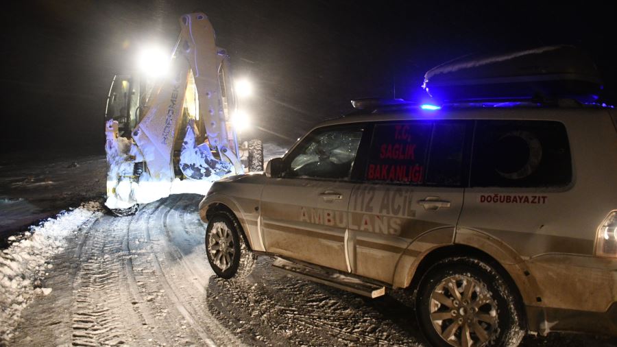 YOLU KAPANAN KÖYDE HASTALANAN VATANDAŞ