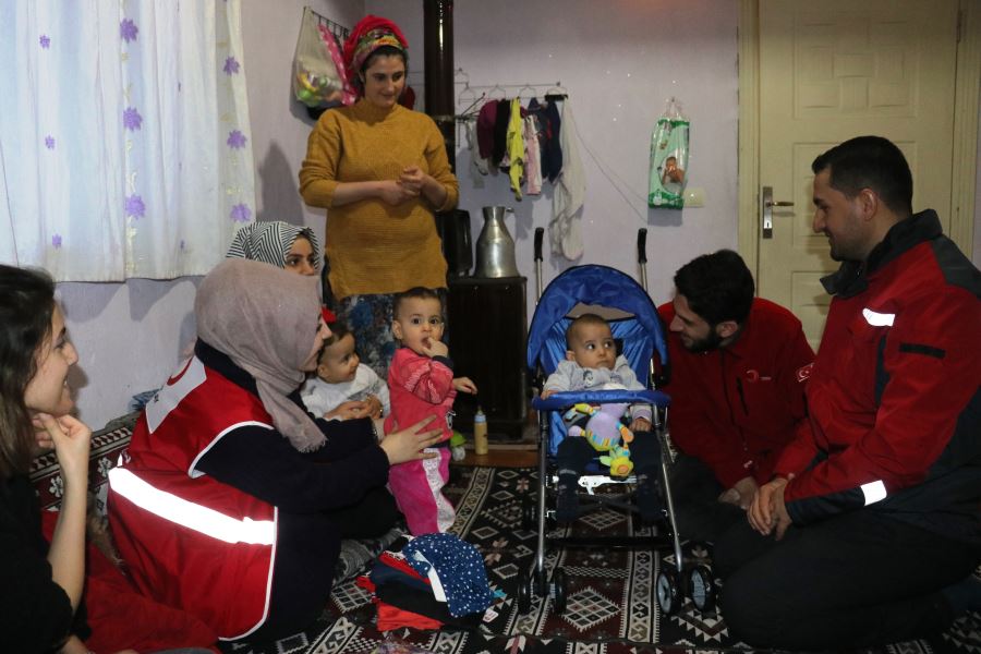 Bebek mutluluğu yaşayan ailelerin evlerini şenlendiriyorlar