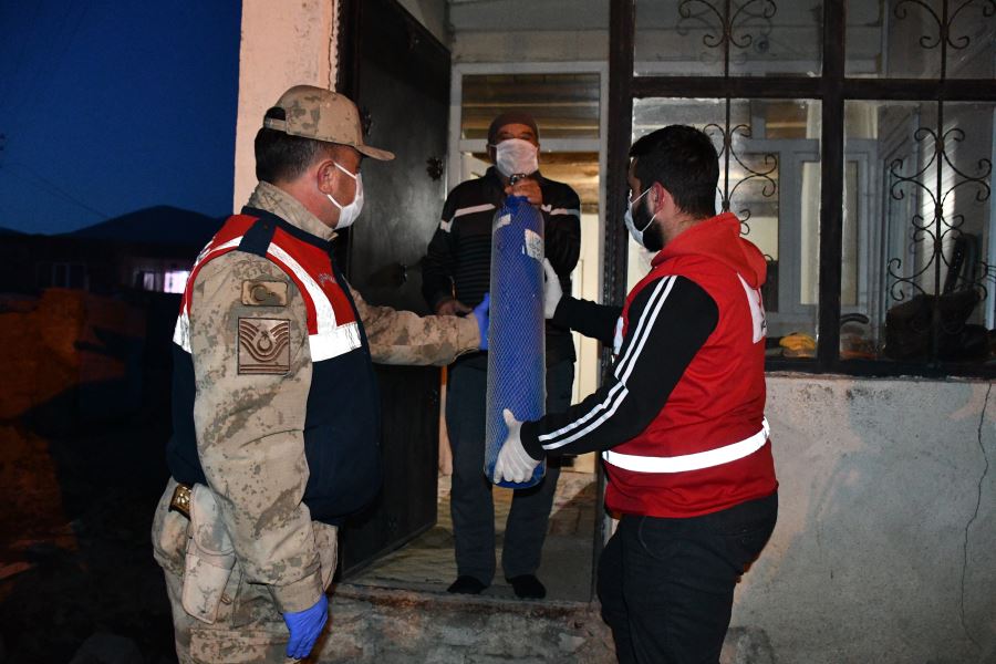 Doğubayazıt’ta Türk Kızılay gönüllüleri KOAH hastası yaşlının yardımına koştu