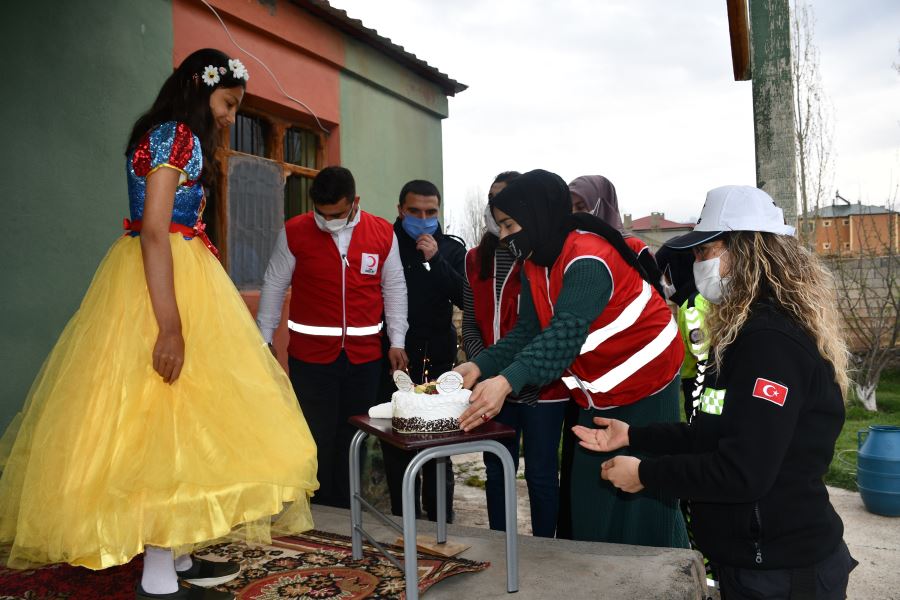 Doğubayazıt’ta Engelli kız çocuğuna doğum günü sürprizi