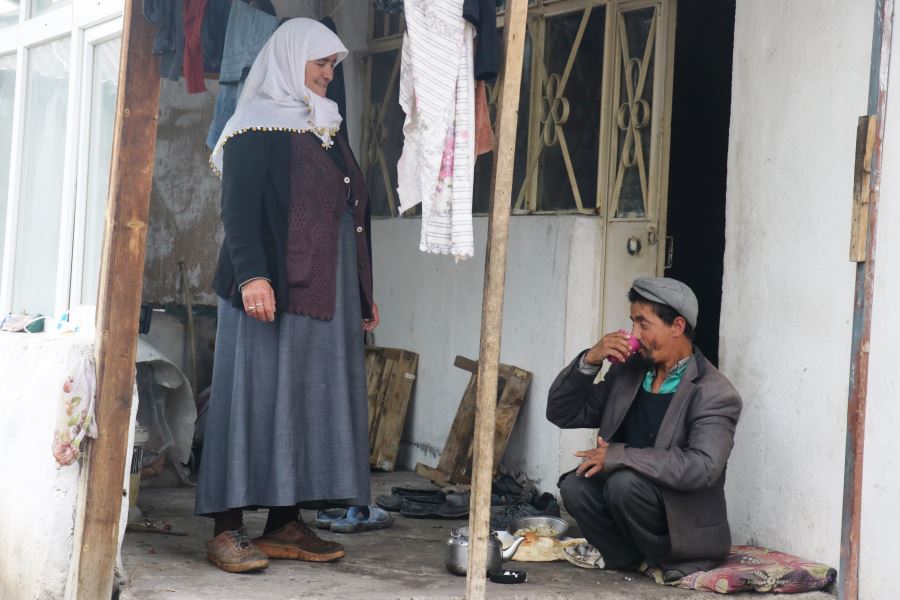 Kısmi felçli Aliye anne, hasta ve engelli aile bireylerinin yükünü omuzluyor…