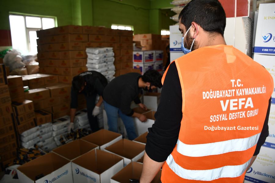 DOĞUBAYAZIT KAYMAKAMLIĞINCA 300 AİLEYE GIDA YARDIMI