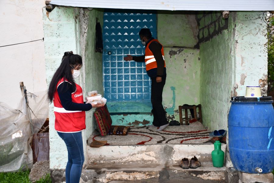 DOĞUBAYAZIT KIZILAY, RAMAZANDA 250 AİLEYE SICAK YEMEK ULAŞTIRIYOR