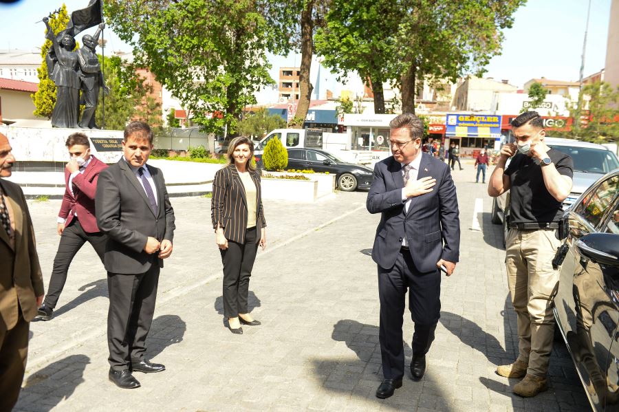 Iğdır Belediye Başkanlığına kayyum olarak atanan Vali Enver Ünlü görevine başladı