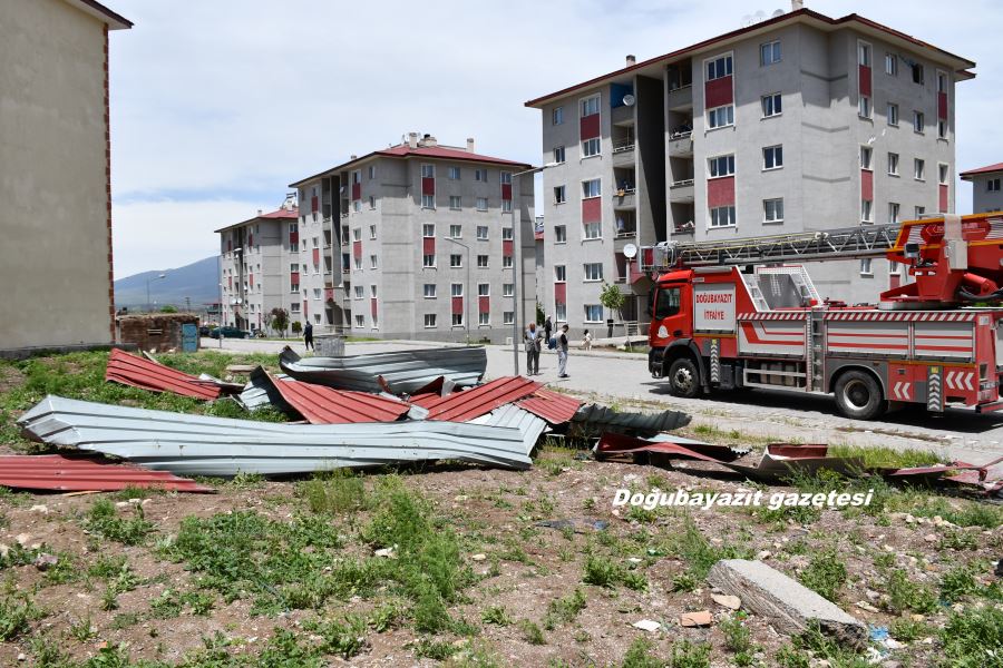 DOĞUBAYAZIT’TA RÜZGAR ÇATI UÇURDU, HASARA YOL AÇTI… YETKİLİLERİN YARDIMI BEKLENİYOR…