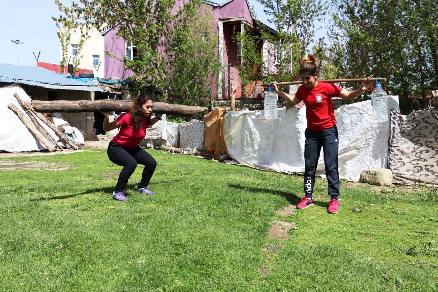 Kayaklı koşu sporcuları antrenmanlarını evlerinin bahçesine sığdırıyor