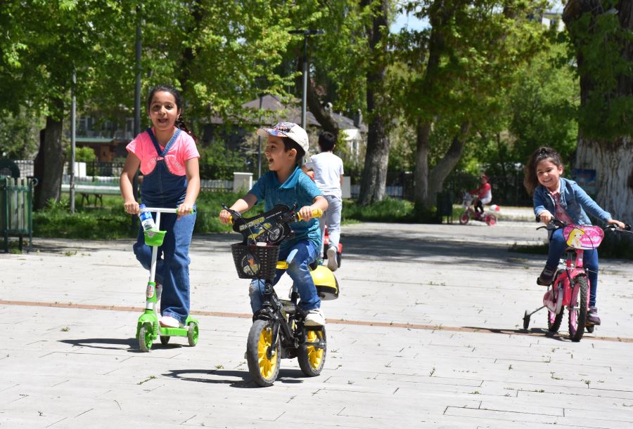 14 YAŞ VE ALTI ÇOCUKLAR GÜNEŞİN TADINI ÇIKARDI