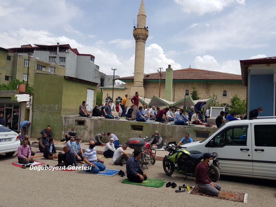 2.5 AY SONRA DOĞUBAYAZIT’TA İLK CUMA NAMAZI