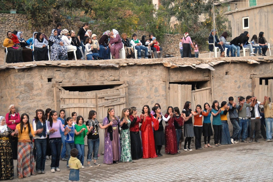 DÜĞÜN GENELGESİ: “HALAY YASAK”